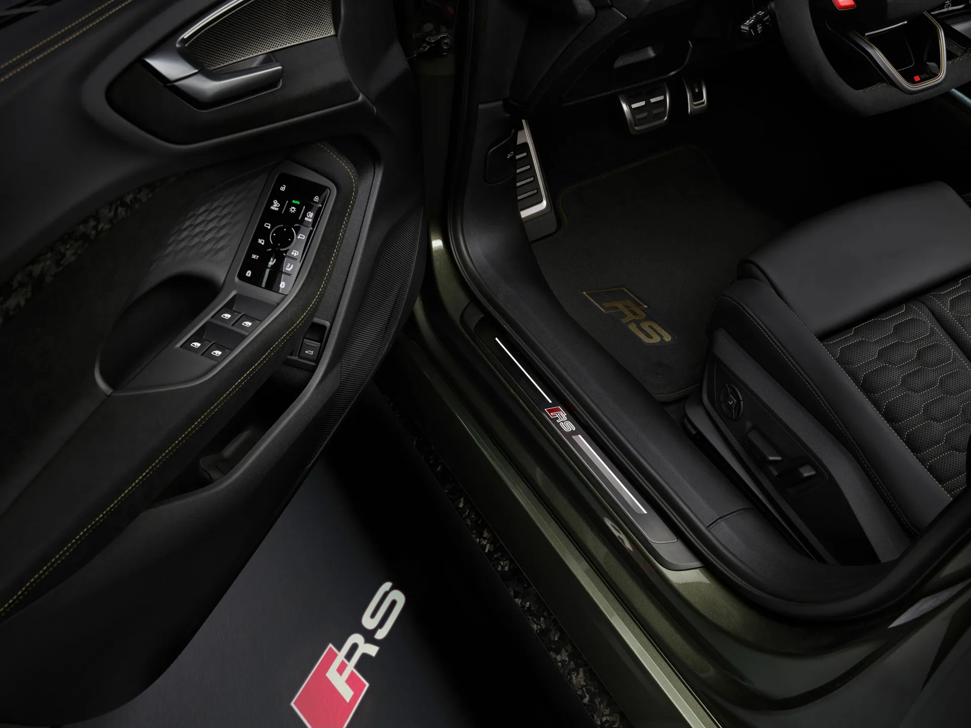 Audi RS5 Avant RS illuminated door sill and sport seat detail